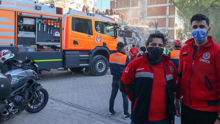 Enkaz altındaki anne ve 2 çocuğuna ulaşan UMKE ekibi o anları anlattı