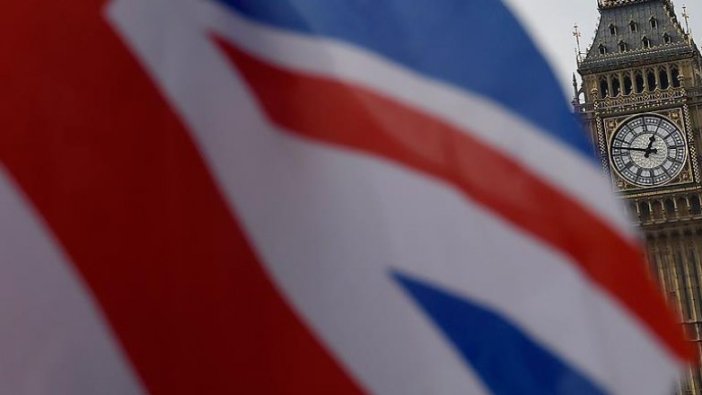 İngiltere'de üç Brexit istifası