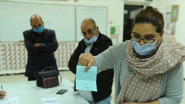 Cezayir'de halk Anayasa değişikliğine yüzde 68 ile evet dedi