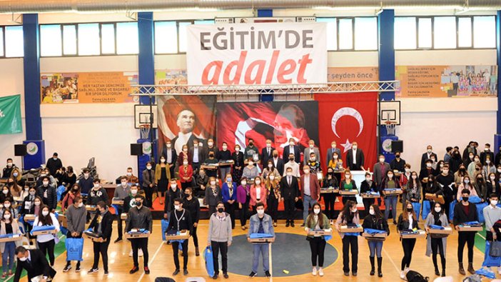 Balçova’da eğitim herkes için eşit: Üniversiteli öğrencilere bilgisayar