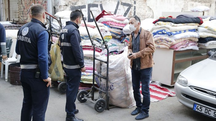 İzmir'de depremzedelerin battaniyelerini satmaya çalıştılar!