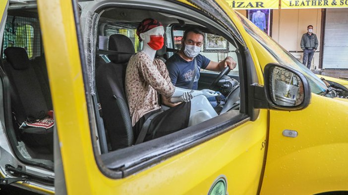 Antalya'da taksiciler cansız mankenle korona virüs önlemi aldı!