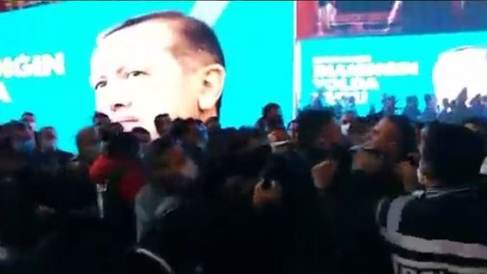 AKP kongresinde yer yerinden oynadı, yumruklar havada uçuştu!