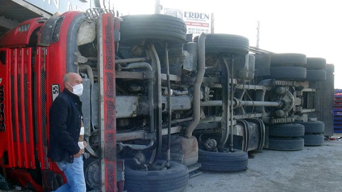 Mersin'de domates ve biber yüklü kamyon devrildi!