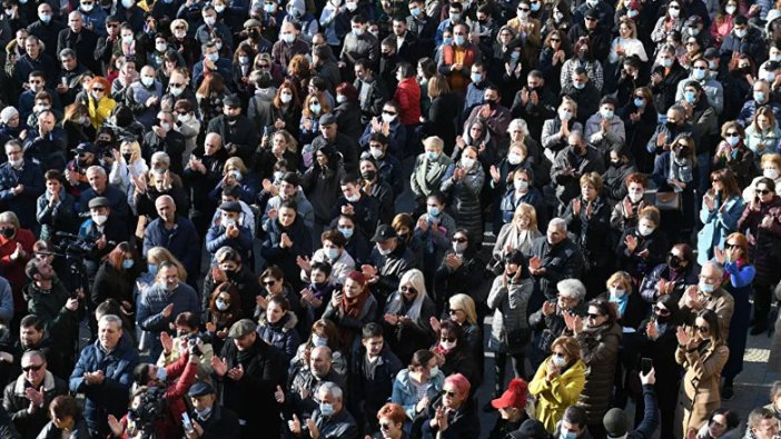 Ermenistan kaynıyor... Erivan'da Paşinyan'ın istifasını isteyenler gözaltına alındı