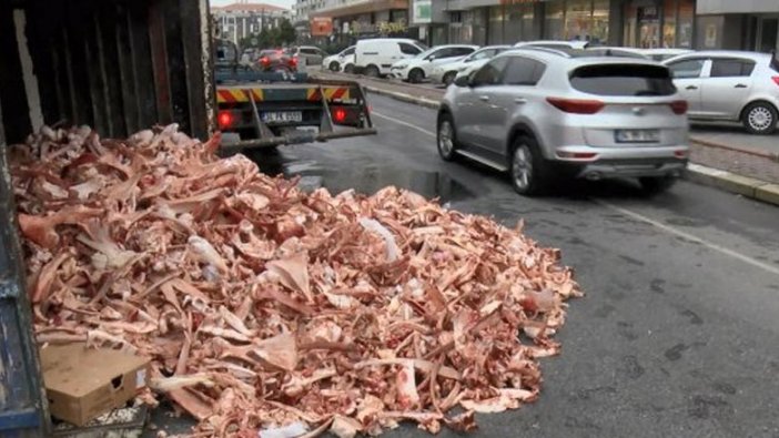 Beylikdüzü'nde devrilen kamyonetten yola kemik saçıldı!