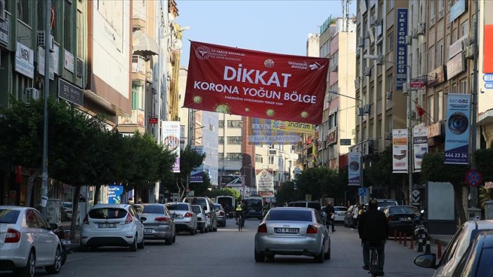 Hatay'da bazı mahallelere 'korona yoğun bölge' afişi asıldı