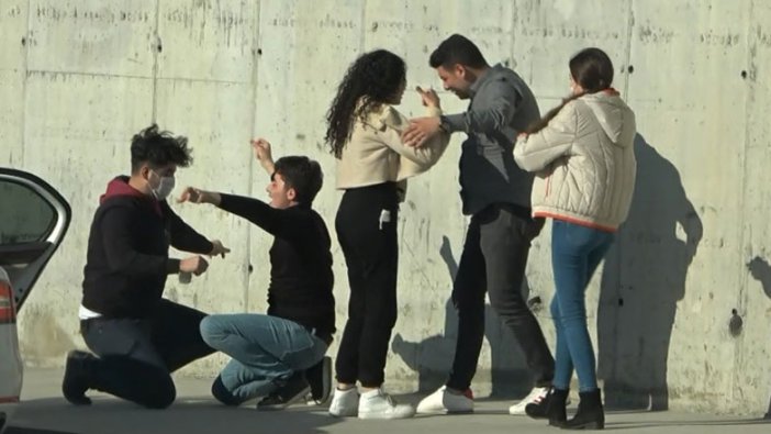 Avcılar'da bir grup genç yol kenarında halay çekti!