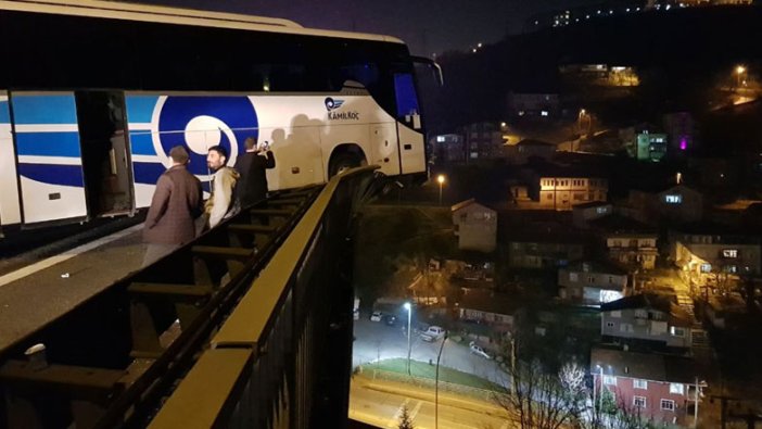 Kocaeli'de korkutan anlar! Refüje çarpan otobüs viyadükte asılı kaldı