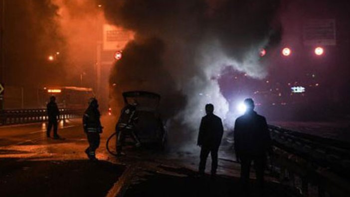 Beyoğlu'nda otomobil alev topuna döndü