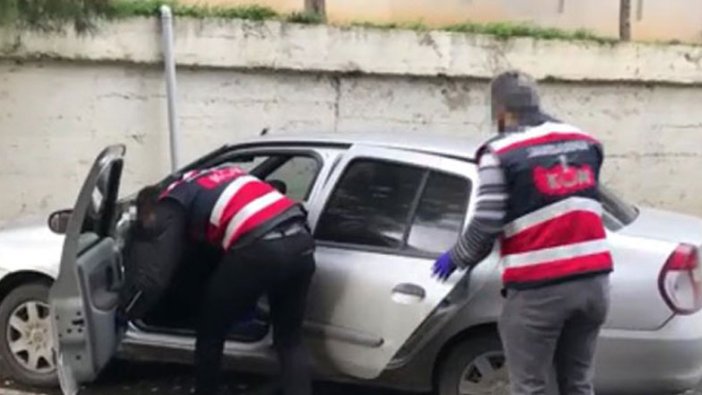 Kartal'da otomobilin bagajına saklanan uyuşturucu...