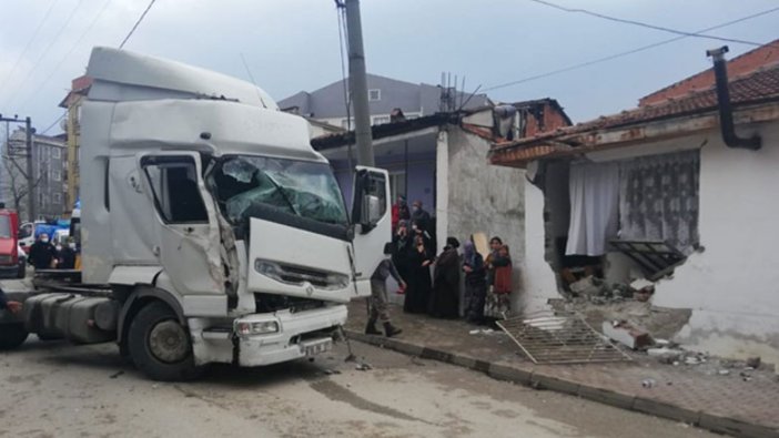 Bursa İnegöl'de Ferhat Aslan isimli genç, televizyon izlerken eve giren TIR nedeniyle yaralandı