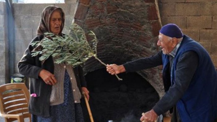 Gaziantep'te yaşayan Reşit Dursun, 62 yıllık eşinin Sevgililer Günü'nü zeytin dalıyla kutladı