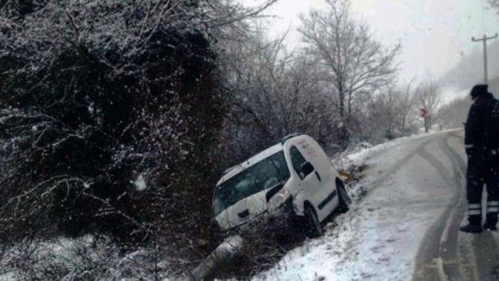 Araç direğe çarptı! 11 mahalle elektriksiz kaldı