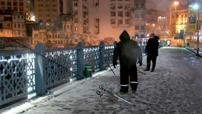 Kısıtlama bitti! Oltasını kapan Galata Köprüsü'ne koştu