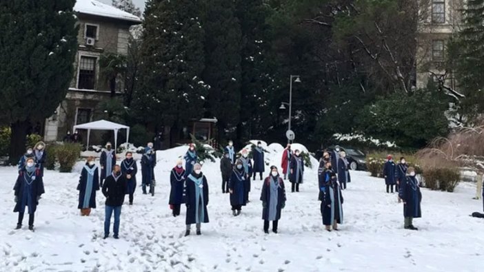 Boğaziçili akademisyenler karın üzerine 'istifa' yazdı