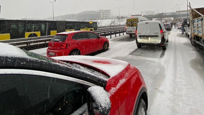 Beylikdüzü'nde yol kardan kapandı!