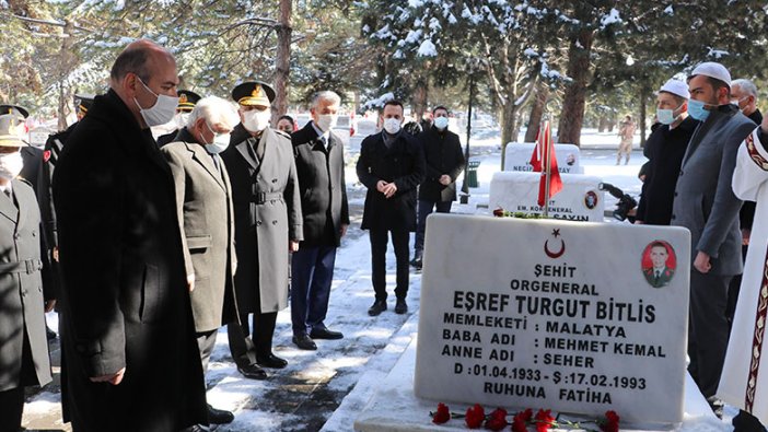 Süleyman Soylu  Eşref Bitlis'in mezarı başında anma törenine katıldı!