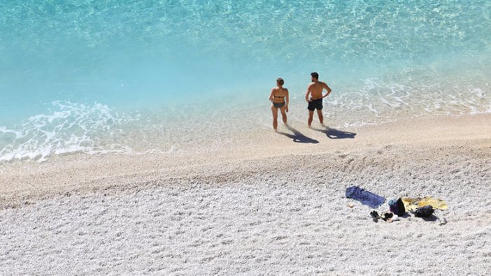 Hayat turistlere güzel! Antalya'da güneş ve denizin keyfini doyasıya çıkardılar 