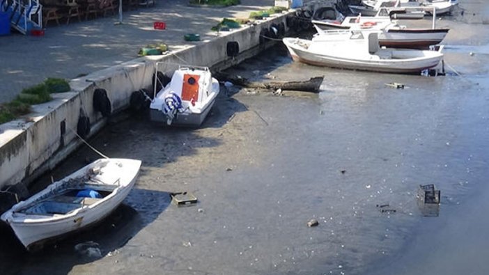 Çanakkale'de sular çekilince tekneler karaya oturdu