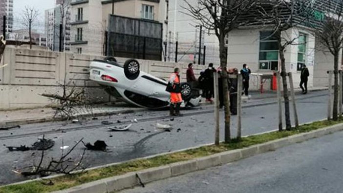 Başakşehir'de otomobil takla atıp sitenin duvarına çarptı