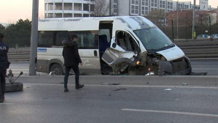 Esenyurt'ta minibüsle otomobil çarpıştı: Yaralılar var