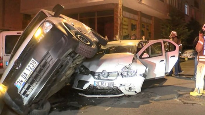 Ümraniye'de otomobil ve hafif ticari araç çarpıştı; 1 kişi yaralandı, 4 araç hasar gördü