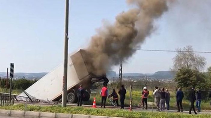 Mersin'de şoförünün direksiyon başında uyuduğu TIR köprüden düştü