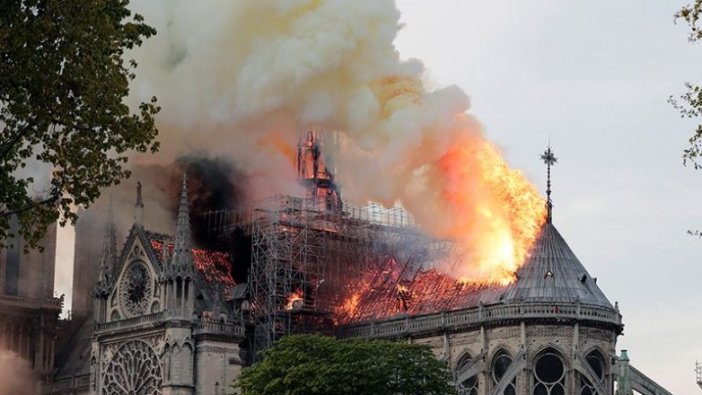 Notre Dame alevlere teslim oldu