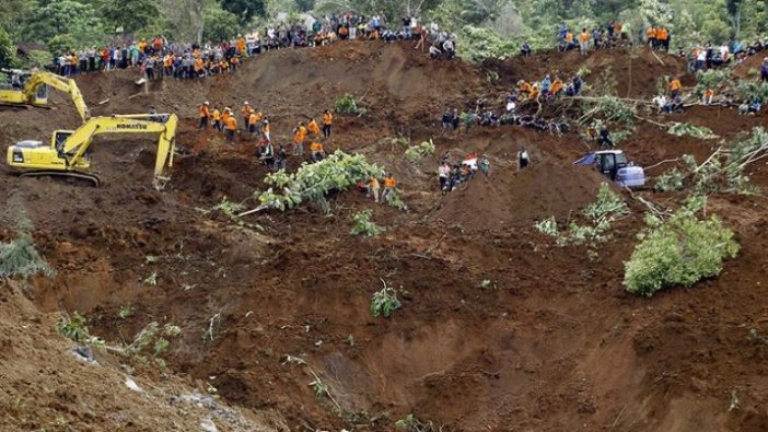 Endonezya'da sel ve toprak kayması: 12 ölü