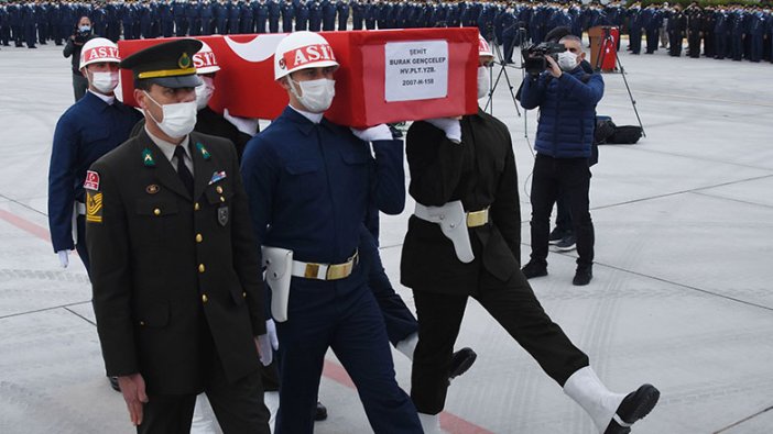 Türk yıldızlarının şehit pilotu Burak Gençcelep memleketine uğurlandı 