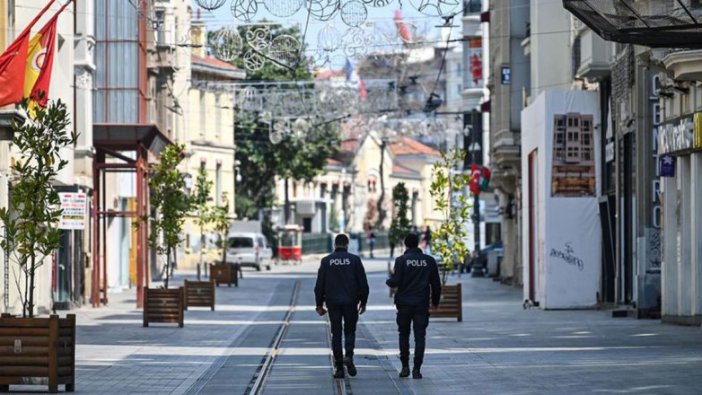 İçişleri Bakanlığı'ndan hafta sonu sokağa çıkma kısıtlamasına ilişkin açıklama! Risk grubuna göre saatler belirlendi