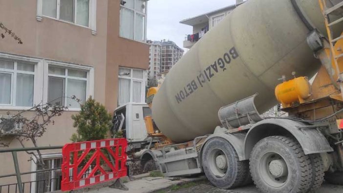 Beton mikseri 7 katlı binaya çarptı! İşte o görüntüler