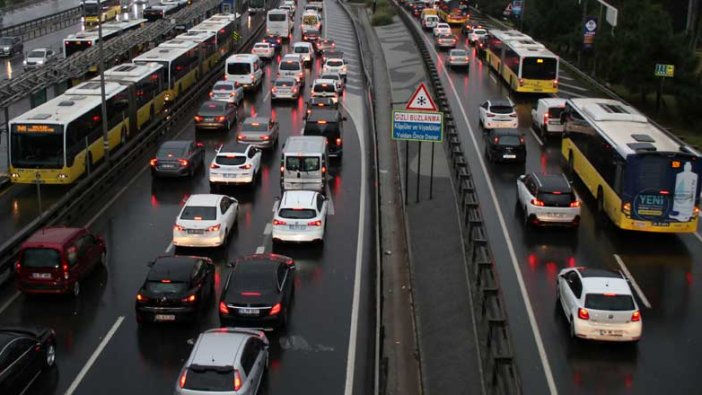 Yasak öncesi İstanbul trafiğinde yoğunluk