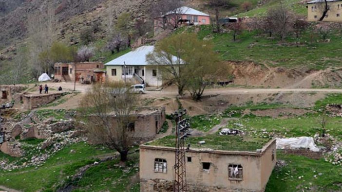 Hakkari'nin Yüksekova ilçesine bağlı Esendere beldesinin Akçadam köyünde iki aile yaşıyor