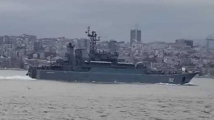 Rus savaş gemileri İstanbul Boğazı'ndan geçti