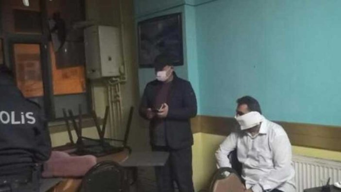 Tuvalet kağıdından maske yaptı