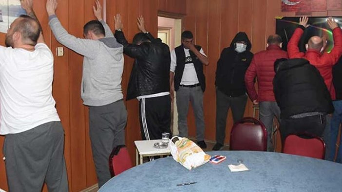 Kütahya'da polisin baskın yaptığı bir apartman dairesinden kaçmaya çalıştılar...