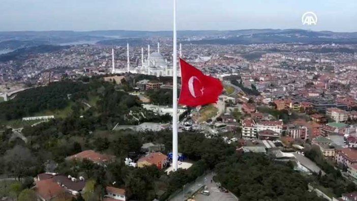 Çamlıca Tepesi'ne dev Türk bayrağı çekildi! İstanbul'un her yerinden görülüyor