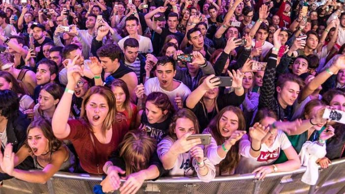 Maske yok, korku yok! Darısı başımıza. Yeni Zelanda'da 50 bin kişilik konser