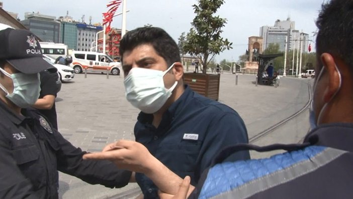 Taksim'de polisten İran'lı vatandaşa tepki: Benim vatandaşım evde oturuyorsa sen de oturacaksın!