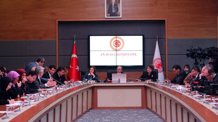 ANAYASA KOMİSYONU'NDAN İLK İKİ MADDE GEÇTİ