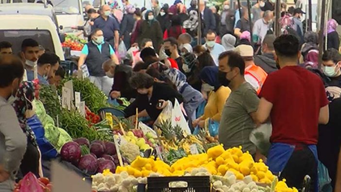 Edirne'de pazarcı esnafına, poşeti açmak için elini diliyle ıslatmasına ceza kesildi