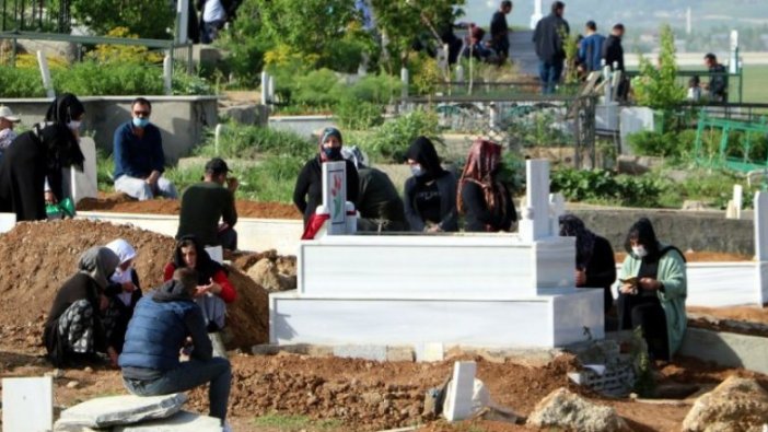 Hakkari Yüksekova'da yasağa rağmen mezarlıklarda yoğunluk yaşandı