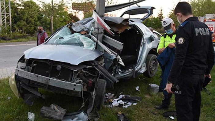 Eskişehir'de uyarı levhasına çarpıp otomobilde sıkıştı, polis memuru yanından ayrılmadı