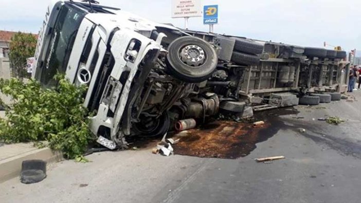 Taksiye çarpan TIR, kaldırımdaki yayaların üzerine devrildi: 2 ölü, 5 yaralı