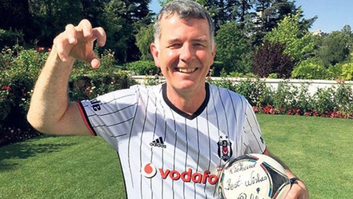 İngiltere İstihbarat Başkanı Richard Moore, Beşiktaş'ın şampiyonluğunu kutladı.