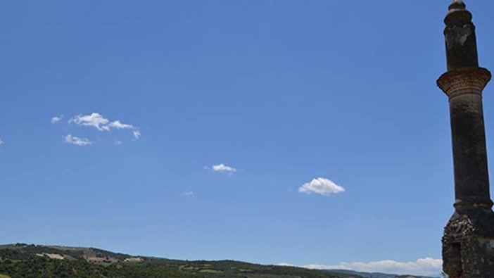 Manisa'da Demirköprü Barajı'nda sular çekilince 95 yılık caminin minaresi göründü