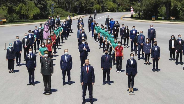 Nur cemaati liderinin cenazesine binlerce kişi katılırken 19 Mayıs Atatürk'ü Anma, Gençlik ve Spor Bayramı az kişi ile kutlandı