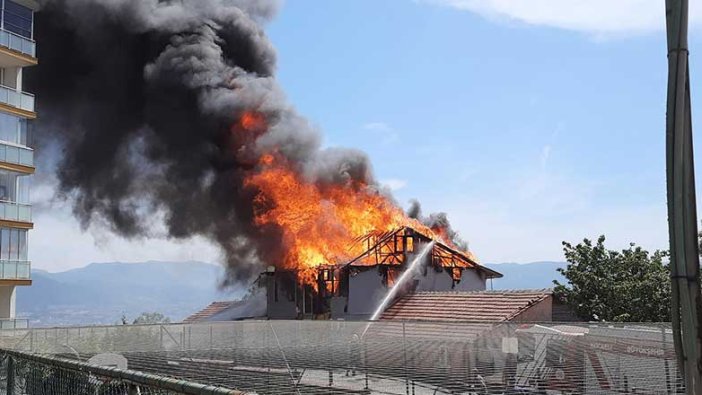 Korku dolu anlar! 2 katlı evi alevler sardı